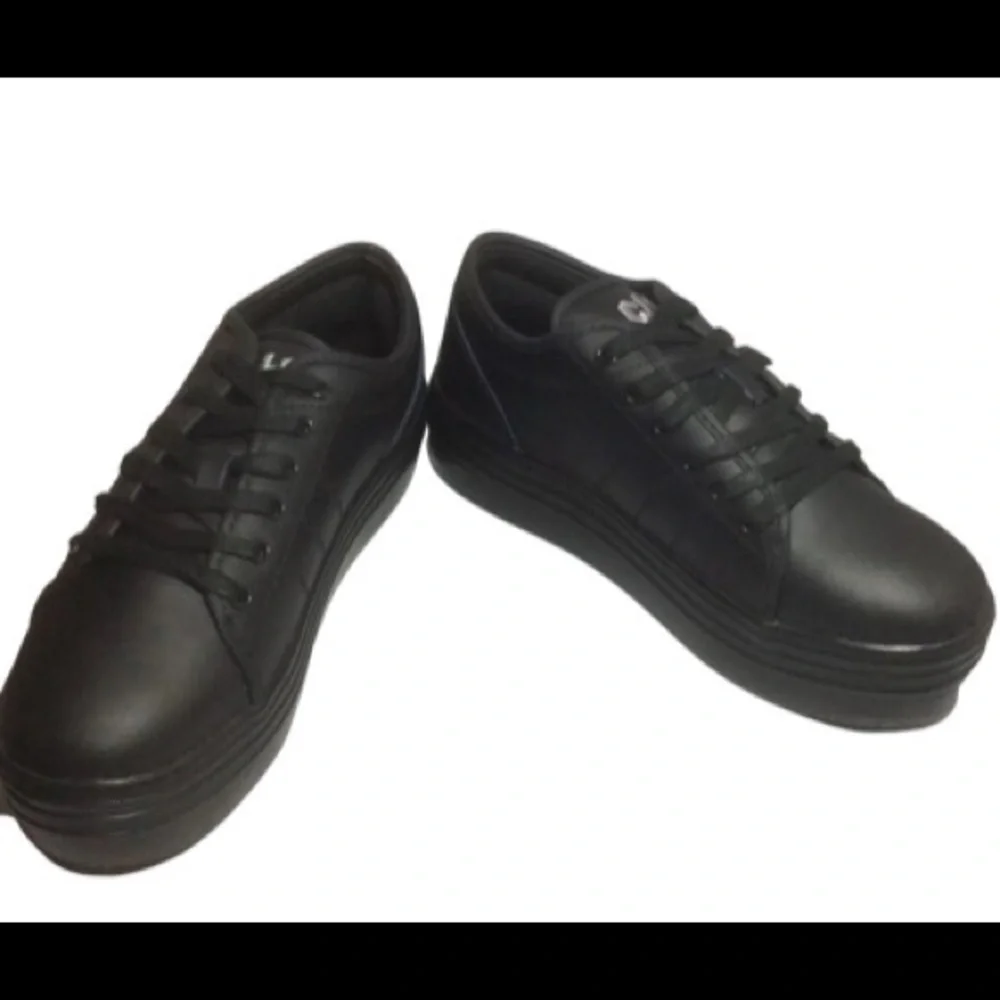 NIB CUTE TO THE CORE LEATHER FLATFORM SNEAKERS BLK